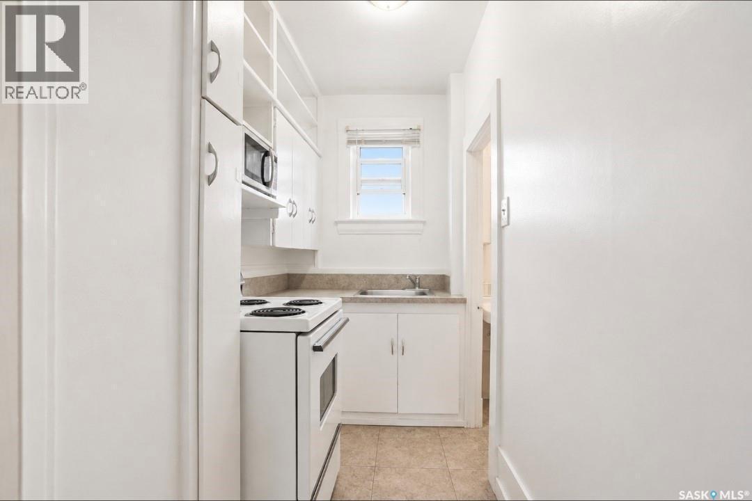 610 Albert Avenue, Saskatoon, SK - Indoor Photo Showing Kitchen With Double Sink