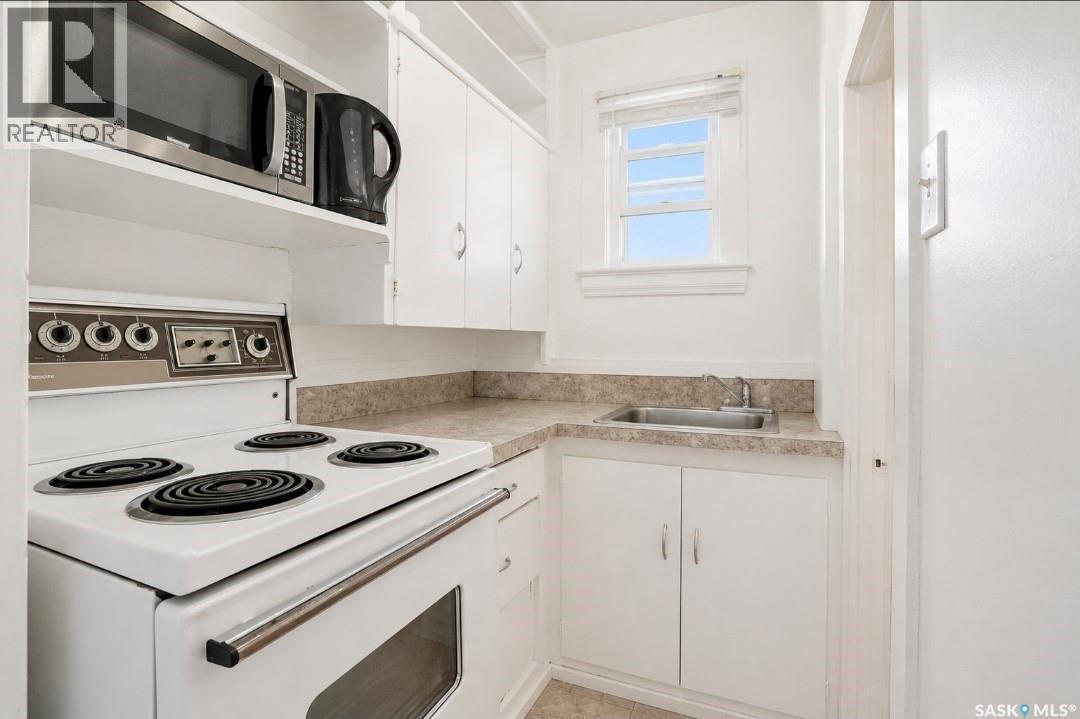 610 Albert Avenue, Saskatoon, SK - Indoor Photo Showing Kitchen