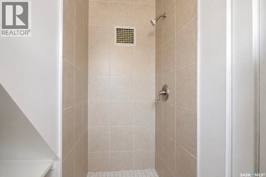 610 Albert Avenue, Saskatoon, SK - Indoor Photo Showing Bathroom