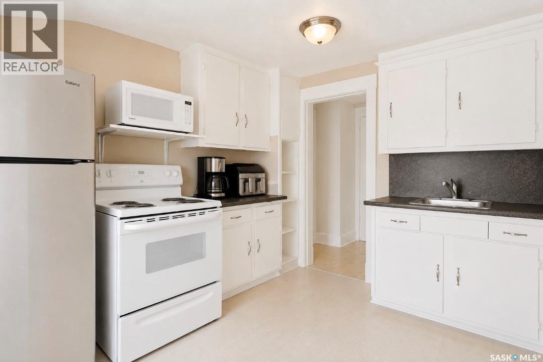 610 Albert Avenue, Saskatoon, SK - Indoor Photo Showing Kitchen