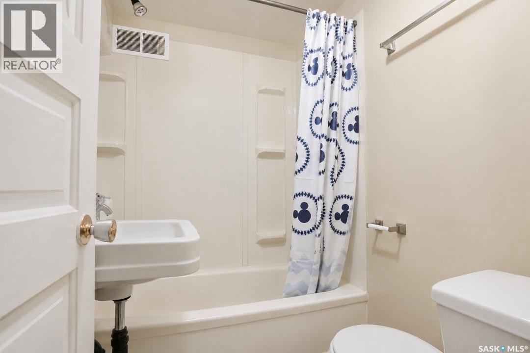 610 Albert Avenue, Saskatoon, SK - Indoor Photo Showing Bathroom