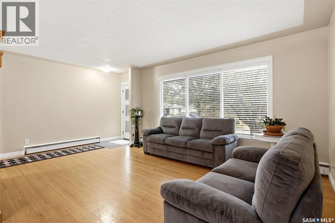 5 Darke Crescent, Regina, SK - Indoor Photo Showing Living Room