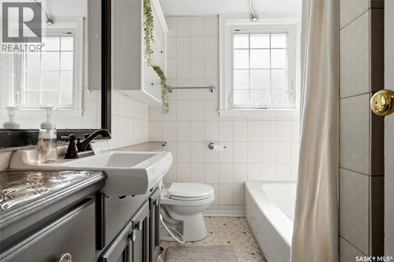 2918 19Th Avenue, Regina, SK - Indoor Photo Showing Bathroom