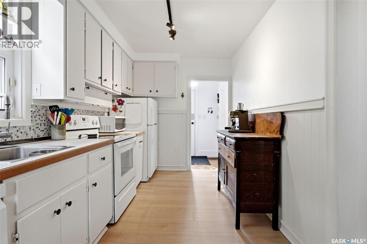 2918 19Th Avenue, Regina, SK - Indoor Photo Showing Kitchen With Double Sink