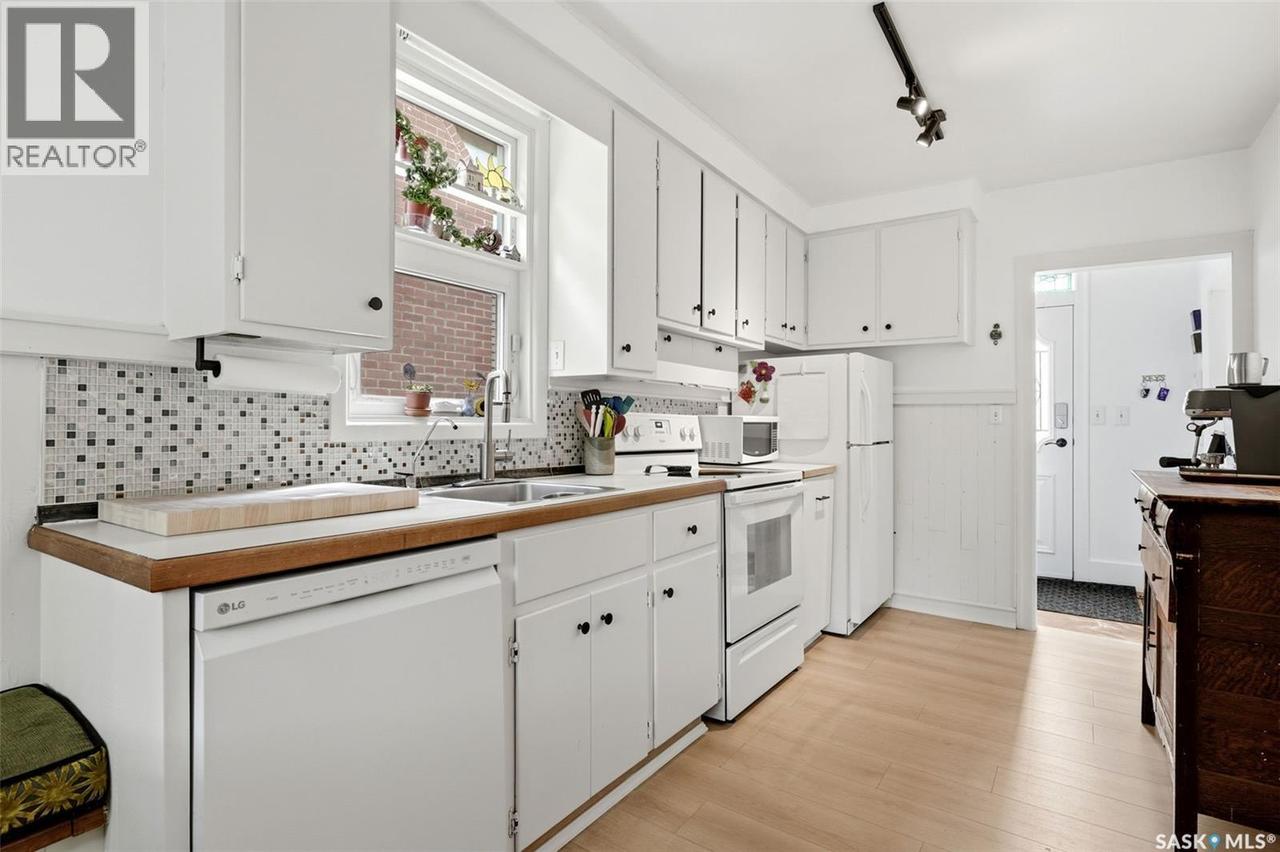 2918 19Th Avenue, Regina, SK - Indoor Photo Showing Kitchen