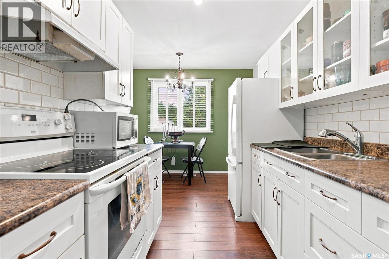 96 Patterson Crescent, Saskatoon, SK - Indoor Photo Showing Kitchen With Double Sink
