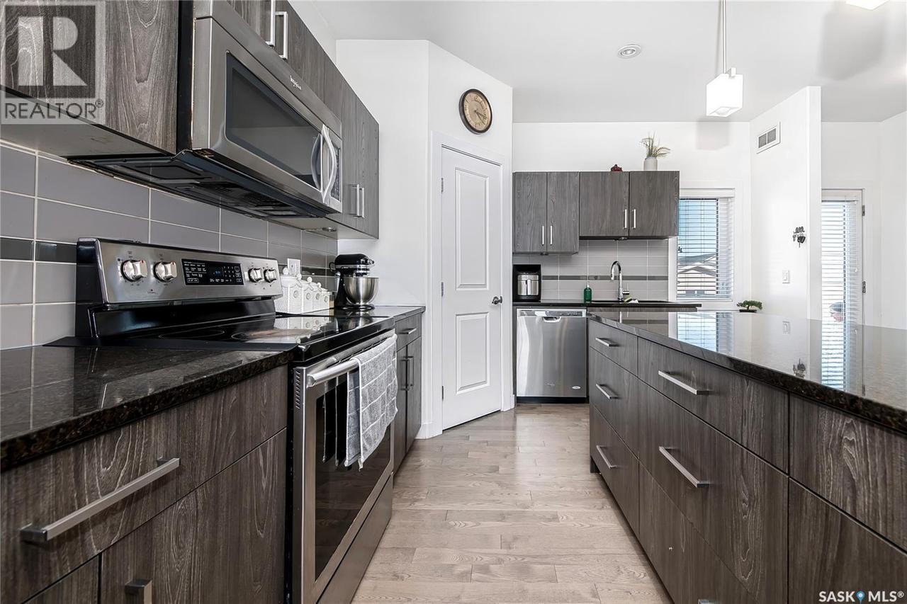 547 Evergreen Boulevard, Saskatoon, SK - Indoor Photo Showing Kitchen With Stainless Steel Kitchen With Upgraded Kitchen