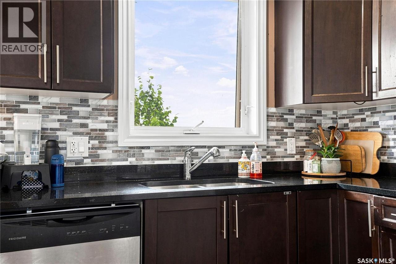 18 118 Hampton Circle, Saskatoon, SK - Indoor Photo Showing Kitchen With Double Sink