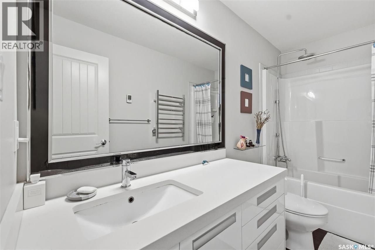 411 Hartley Road, Saskatoon, SK - Indoor Photo Showing Bathroom