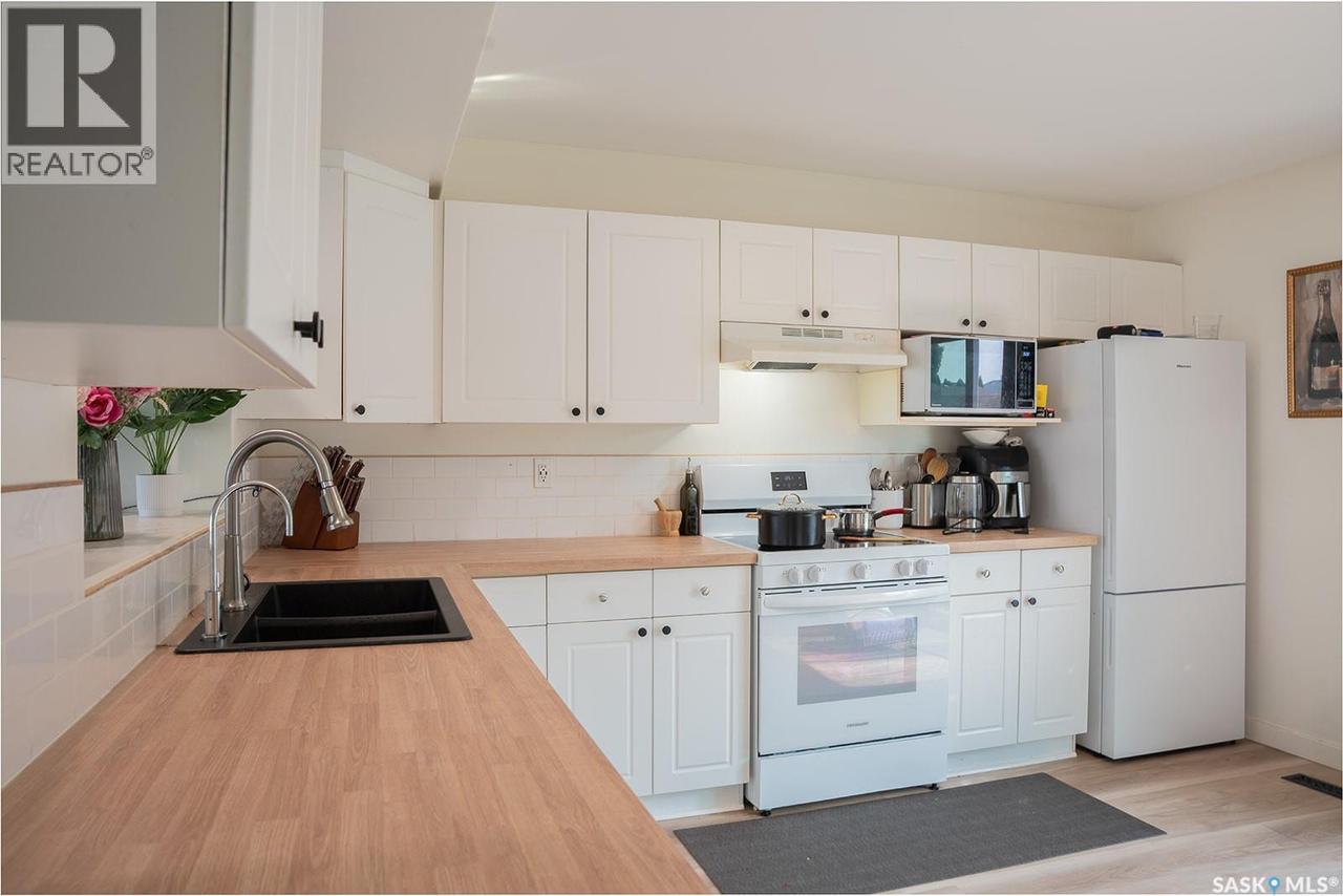 542 Carter Way, Saskatoon, SK - Indoor Photo Showing Kitchen With Double Sink