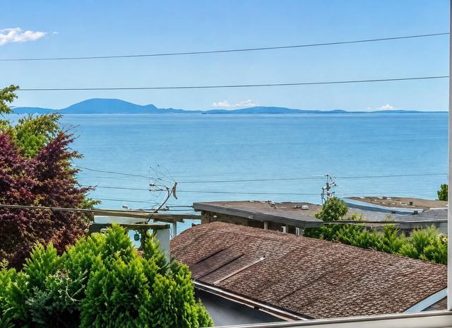 204-15176 Buena Vista Avenue  White Rock, BC V4B 1Y3
