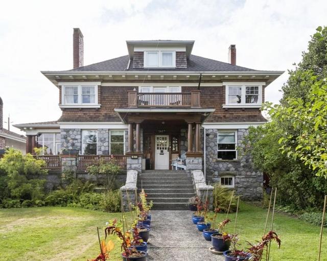 1617 Grand Boulevard W North Vancouver, BC V7L 3Y2