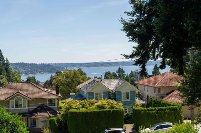 1371 Mathers Avenue  West Vancouver, BC V7T 2G5