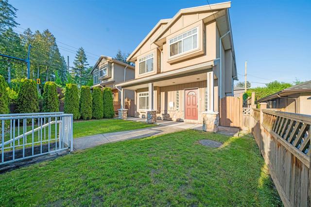 2052 Westview Drive  North Vancouver, BC V7M 3B2