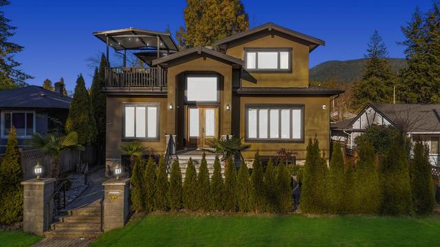 512 23rd Street W North Vancouver, BC V7M 2B9