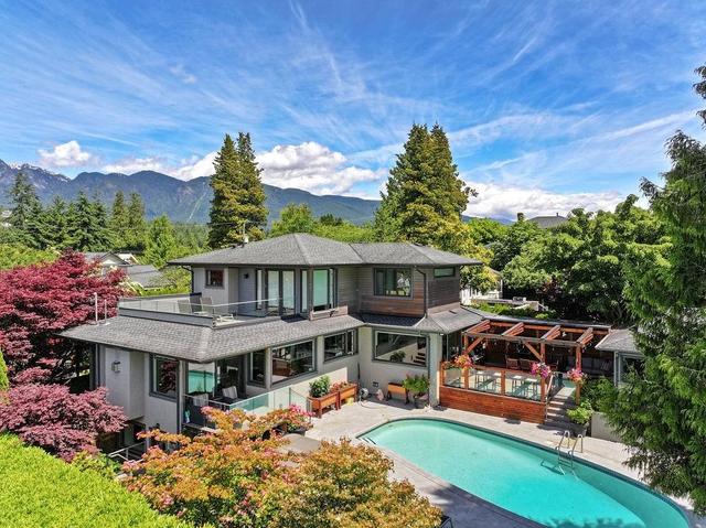 990 Jefferson Avenue  West Vancouver, BC V7T 2A4