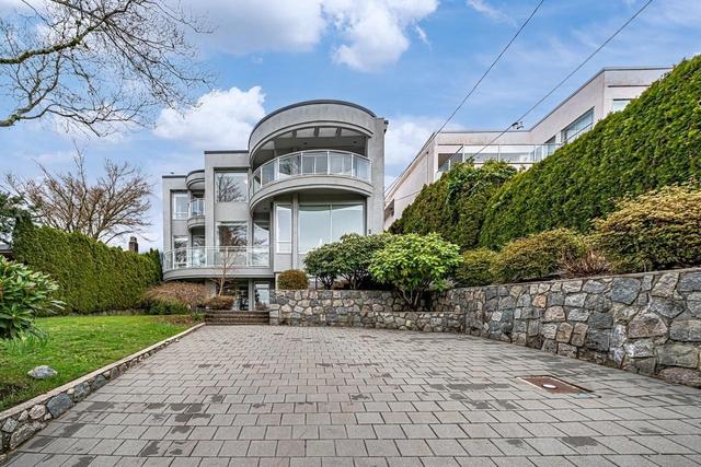 2135 Lawson Avenue  West Vancouver, BC V7V 2E1