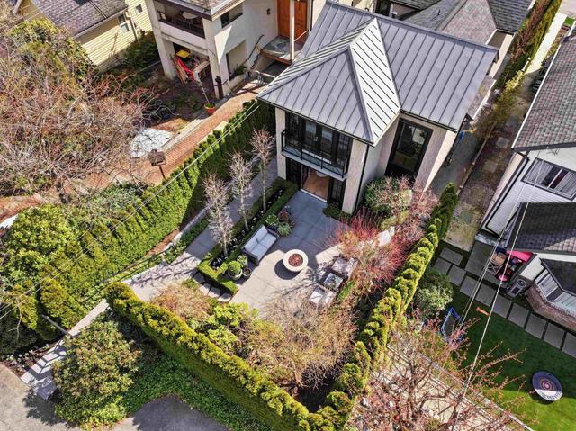1230 Esquimalt Avenue  West Vancouver, BC V7T 1K3