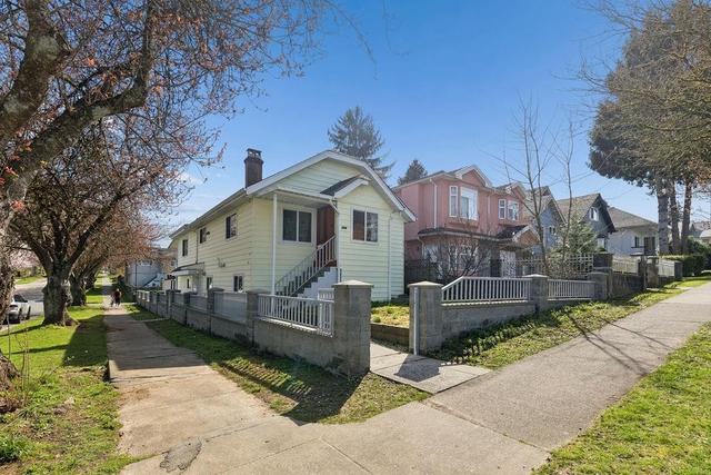 3708 Dumfries Street  Vancouver, BC V5N 3S7