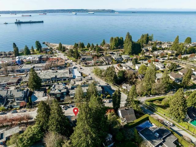 2493 Haywood Avenue  West Vancouver, BC V7V 1Y2