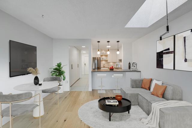 303-1545 2nd Avenue E Vancouver, BC V5N 1C8