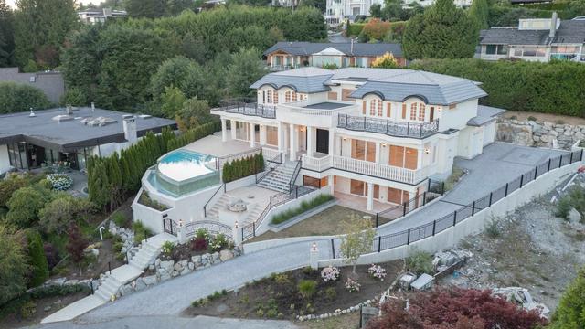 1445 Sandhurst Place  West Vancouver, BC V7S 2P4