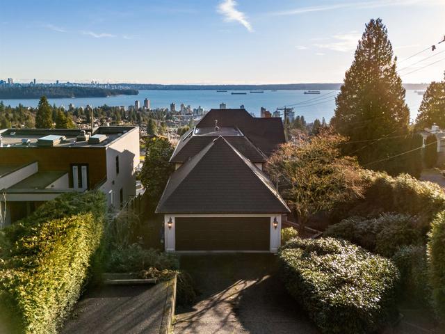 2198 Rosebery Avenue  West Vancouver, BC V7V 2Z7
