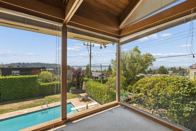 1092 Duchess Avenue  West Vancouver, BC V7T 1G9