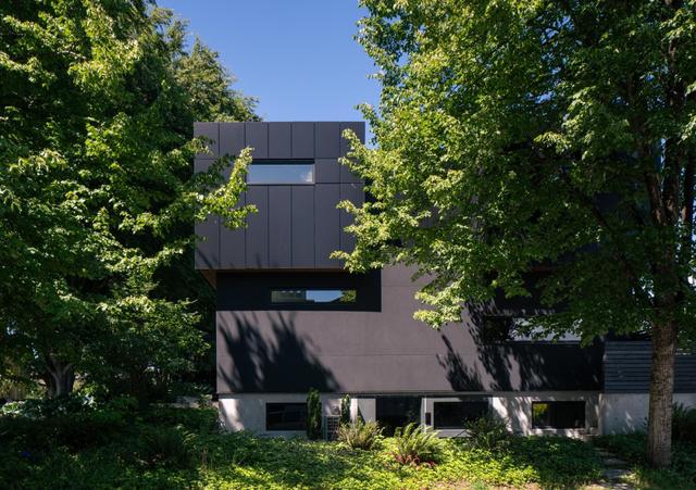 91 40th Avenue E Vancouver, BC V5W 1L3