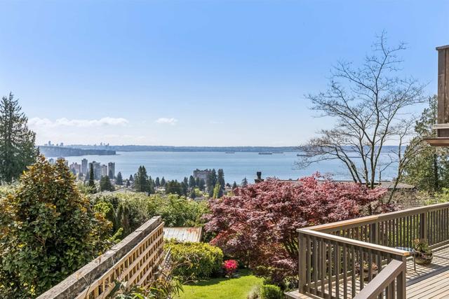 2440 Queens Avenue  West Vancouver, BC V7V 2Y6