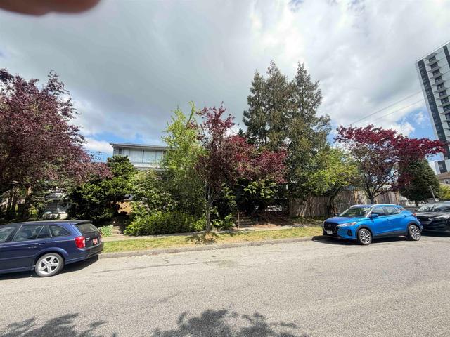 495 39th Avenue W Vancouver, BC V5Y 2P8