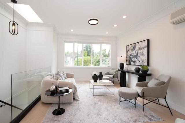 827 32nd Avenue E Vancouver, BC V5V 2Y7