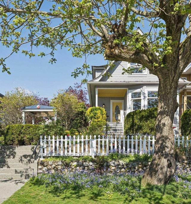 408 2nd Street E North Vancouver, BC V7L 1C8