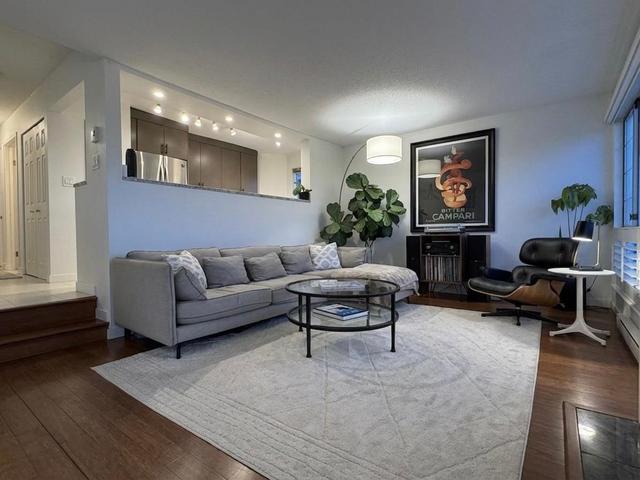 202-2440 Haywood Avenue  West Vancouver, BC V7V 1Y1