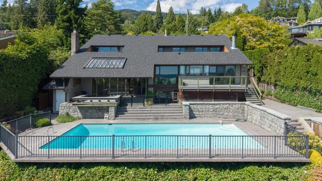 2370 Queens Avenue  West Vancouver, BC V7V 2Y6