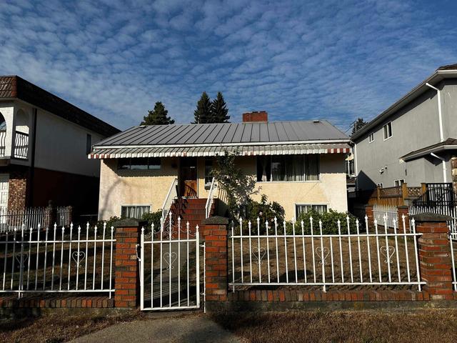 2621 8th Avenue E Vancouver, BC V5M 1W4