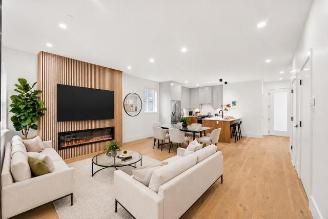 1-1368 Park Drive  Vancouver, BC V6P 2K6