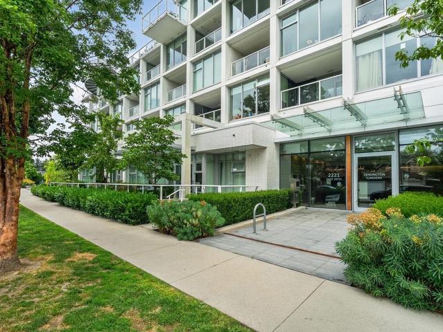 906-2221 30th Avenue E Vancouver, BC V5N 0G6