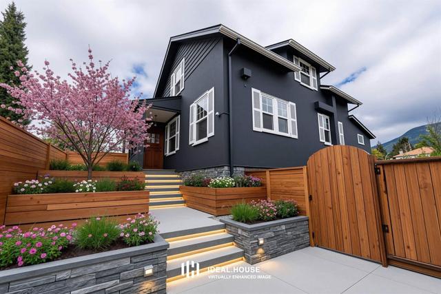 264 Queens Road W North Vancouver, BC V7N 2K5