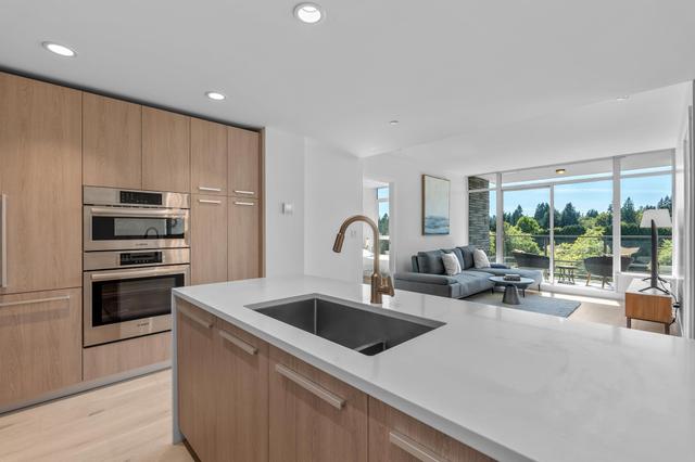 404-1210 27th Street E North Vancouver, BC V7J 0C5