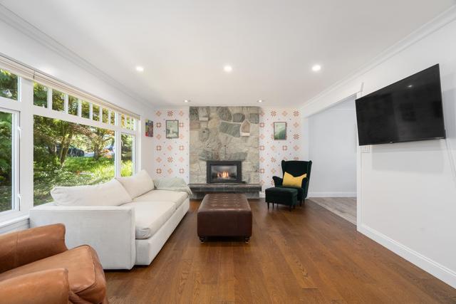 457 23rd Street W North Vancouver, BC V7M 2B8