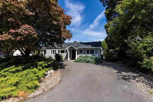 1140 Pinewood Crescent  North Vancouver, BC V7P 1E8