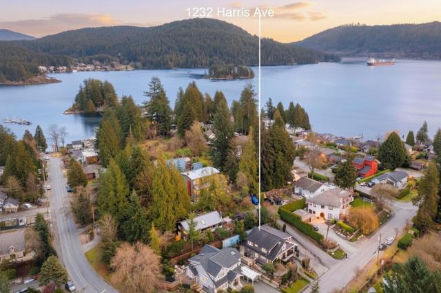 1232 Harris Avenue  North Vancouver, BC V7G 1X2