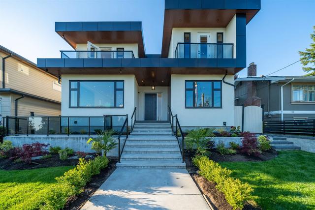 214 24th Street W North Vancouver, BC V7M 2C4