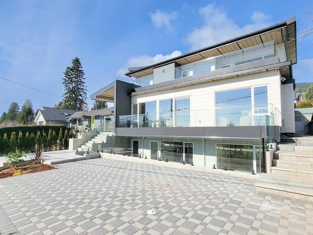 2141 Jefferson Avenue  West Vancouver, BC V7V 2A6