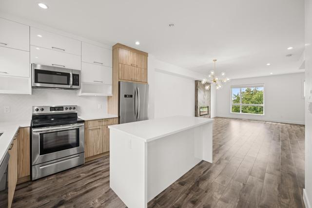 102-3423 Roxton Avenue  Coquitlam, BC V3B 0G7