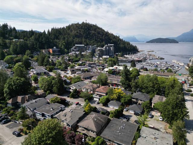 6339 Douglas Street  West Vancouver, BC V7W 2G1