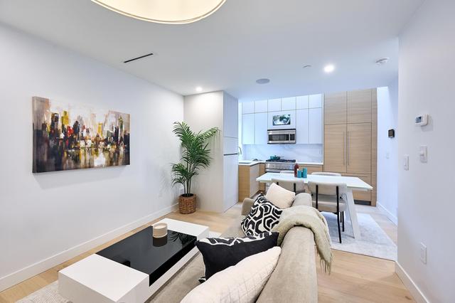 3674 1st Avenue W Vancouver, BC V6R 1H2