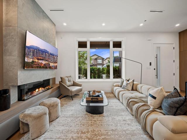 1--2547 2nd Avenue E Vancouver, BC V5M 1C7