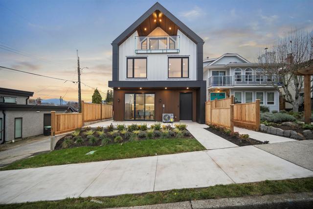 1-3623 Triumph Street  Vancouver, BC V5K 1V4